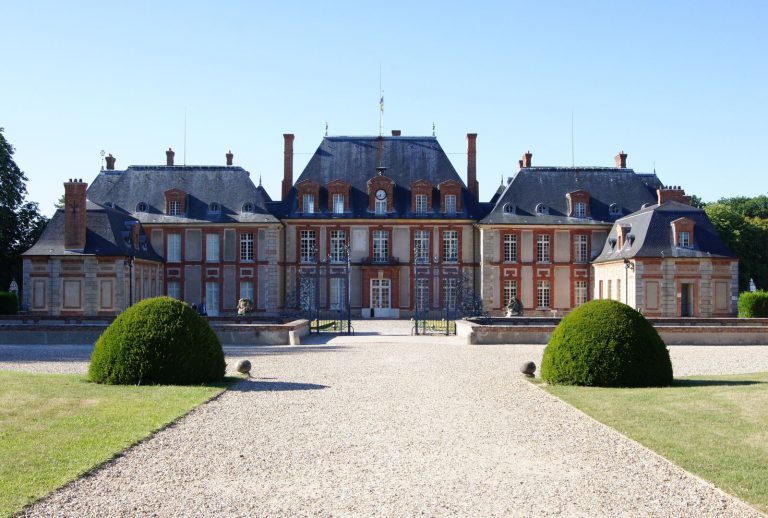 Façade sud du château de Breteuil à Choisel, dans la vallée de Chevreuse