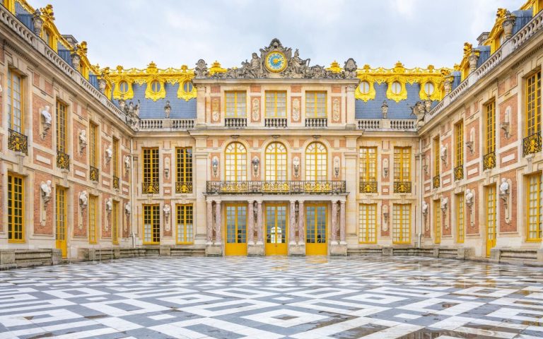 La cour de marbre du château de Versailles, à 20 minutes du Manoir de Sauvegrain
