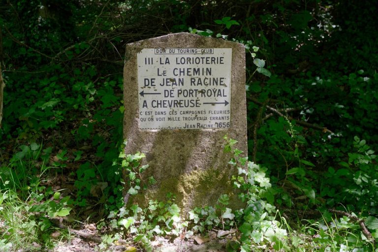 Borne du chemin Jean Racine entre Port-Royal des Champs et Chevreuse, en forêt