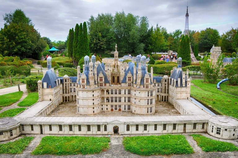 Le château de Chambord reproduit au 1/30e au parc France Miniature à Élancourt