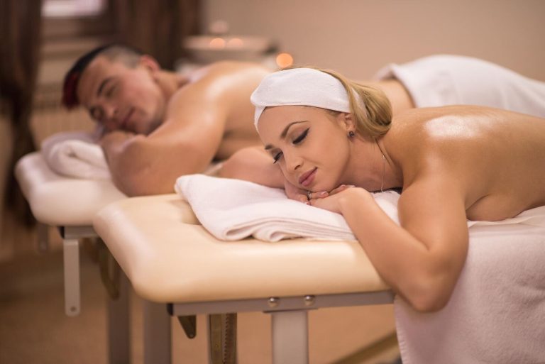 Couple se relaxant pendant un massage en duo au spa, près du Manoir de Sauvegrain
