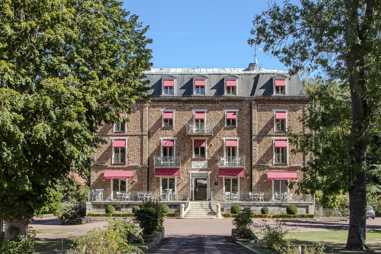 Allée bordée d’arbres menant au Manoir de Sauvegrain