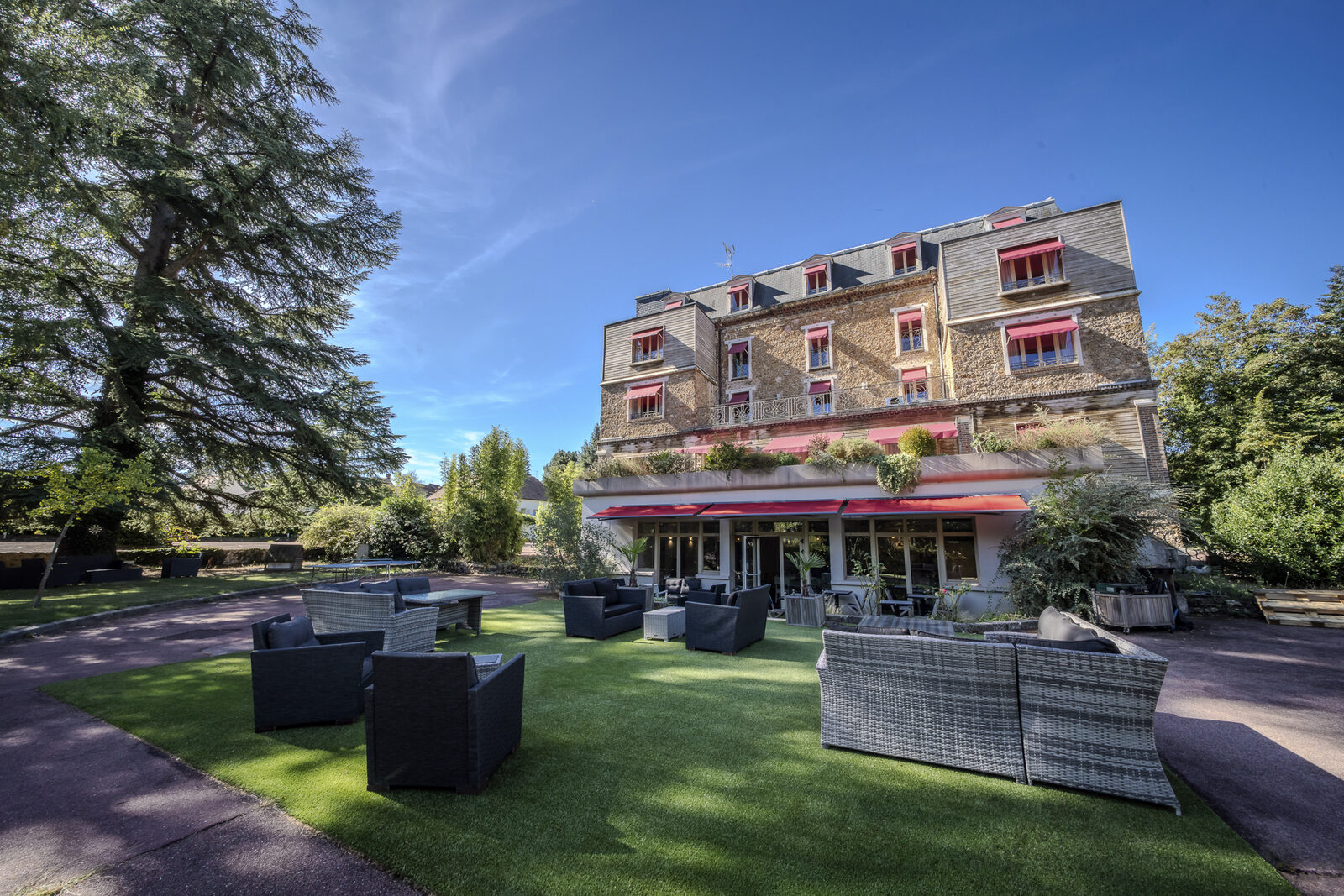 Le Manoir et son jardin aux beaux jours