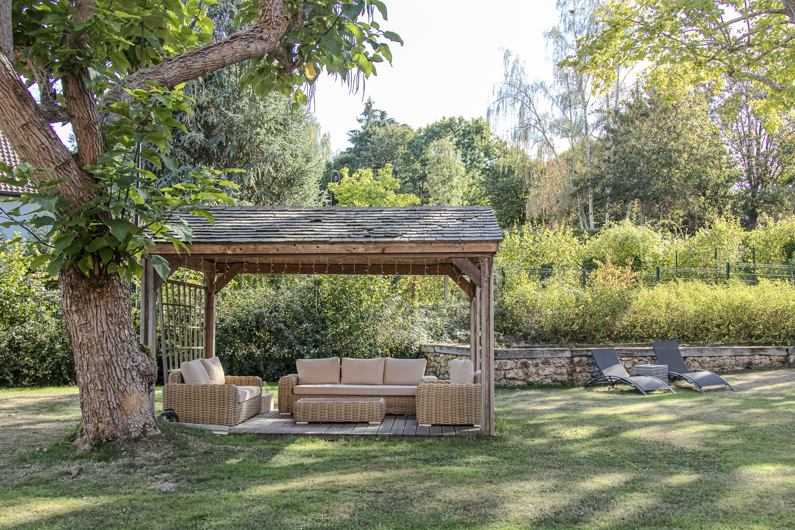 Pergola et salon de jardin dans le parc du Manoir