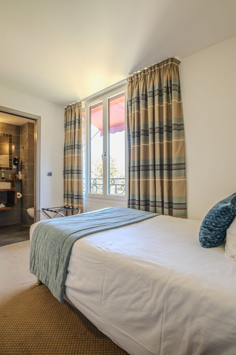 Chambre Single Confort et ses rideaux rayés, Manoir de Sauvegrain
