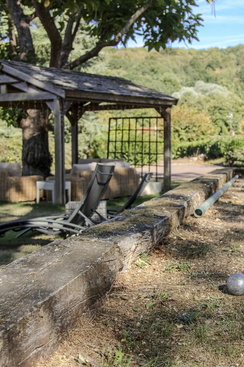 Gloriette et terrain de pétanque dans le parc du Manoir de Sauvegrain