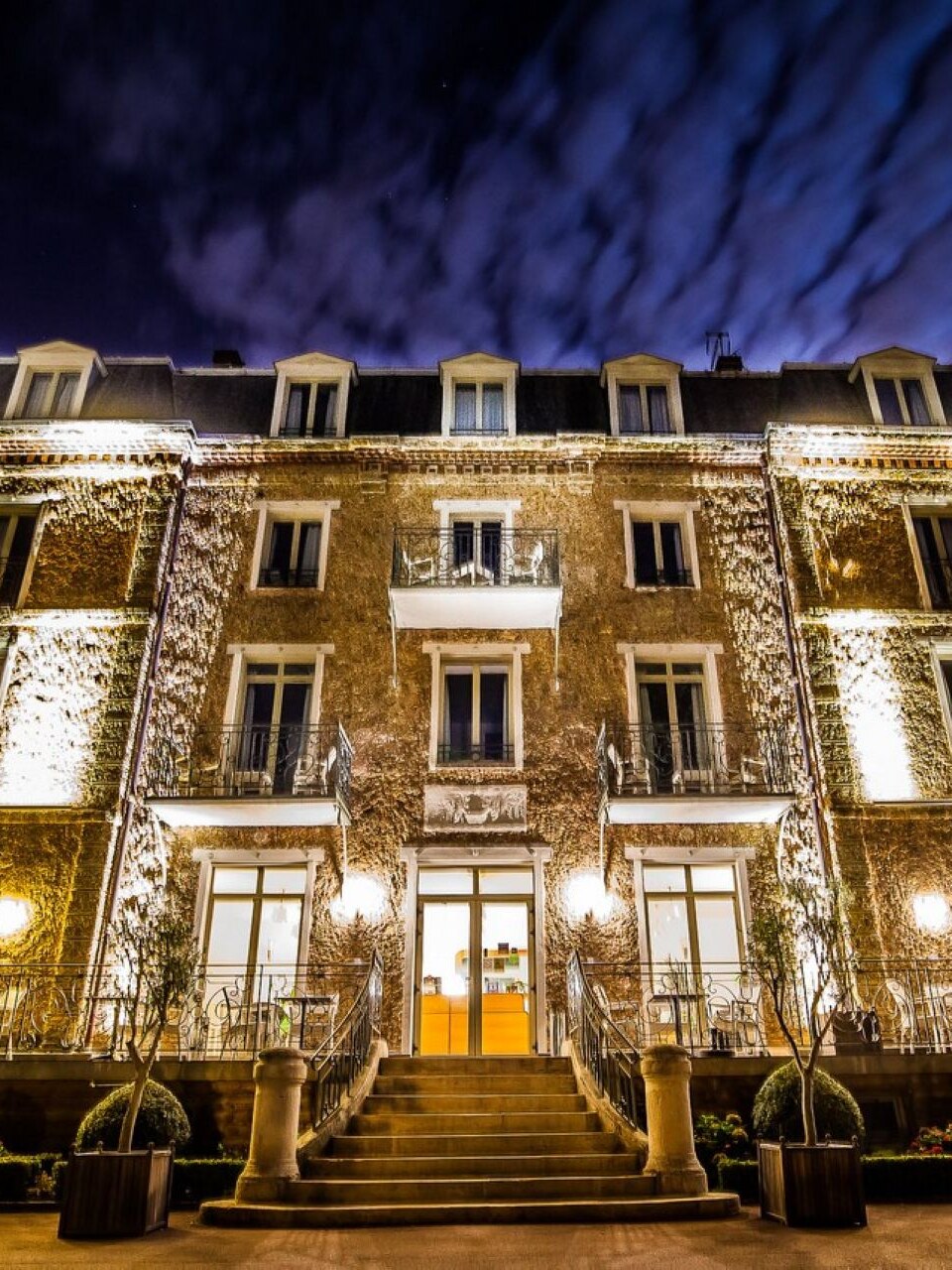 Façade du Manoir de Sauvegrain illuminée de nuit