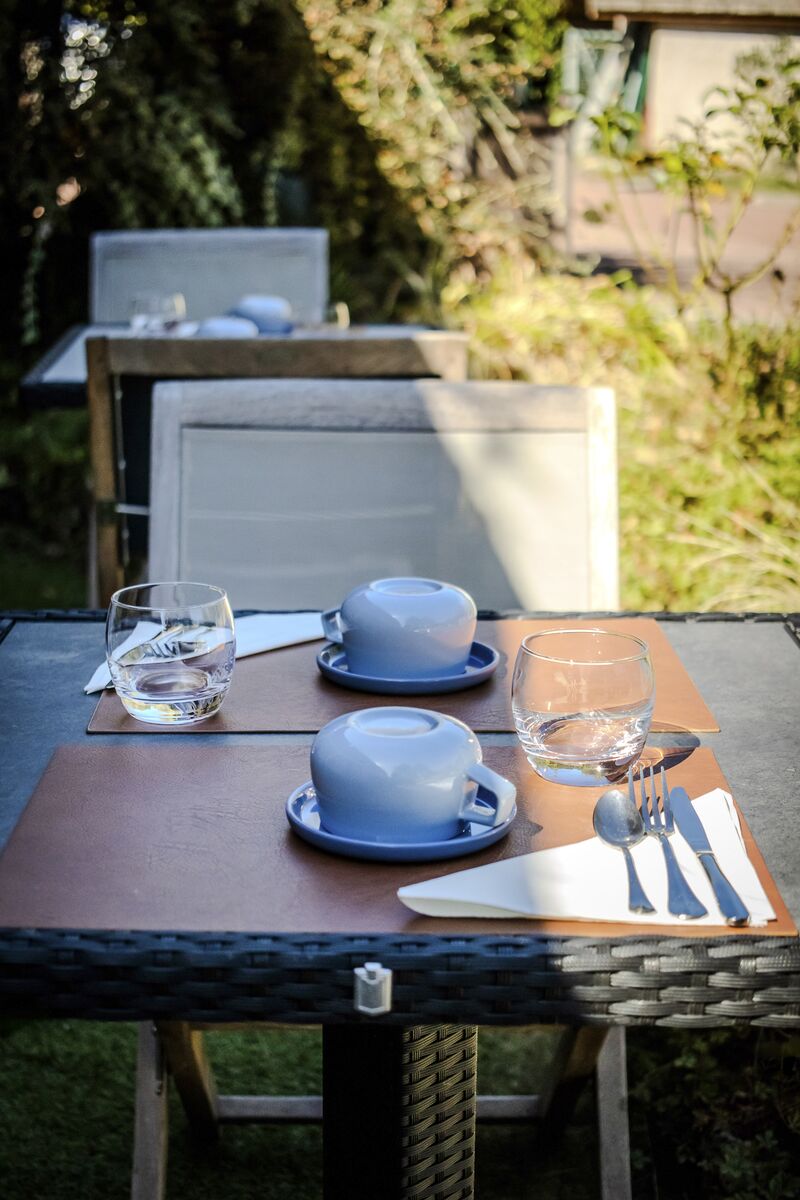 Petit-déjeuner servi en terrasse au Manoir de Sauvegrain