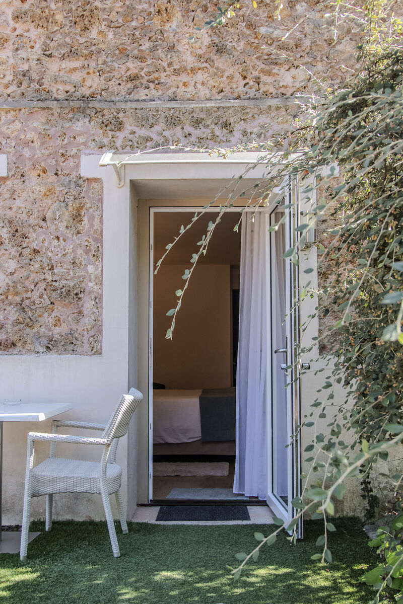 Porte en pierre ouvrant sur le jardin, Manoir de Sauvegrain