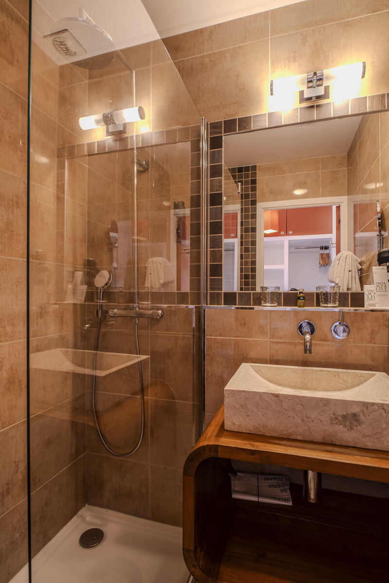 Salle de bains en bois et pierre, Manoir de Sauvegrain