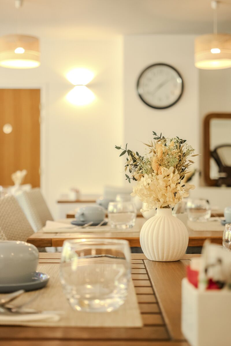 Table dressée dans la salle du petit-déjeuner du Manoir de Sauvegrain