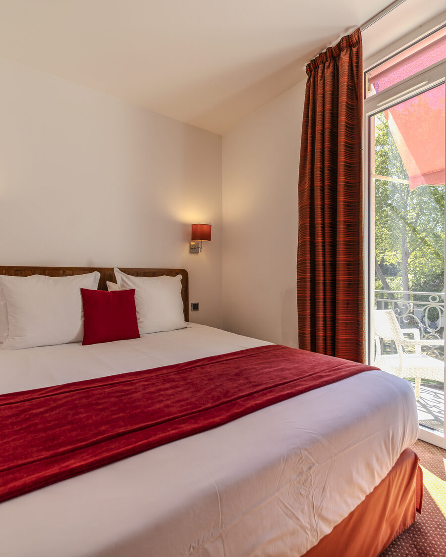 Chambre Double Standard et son balcon sur le parc, Manoir de Sauvegrain