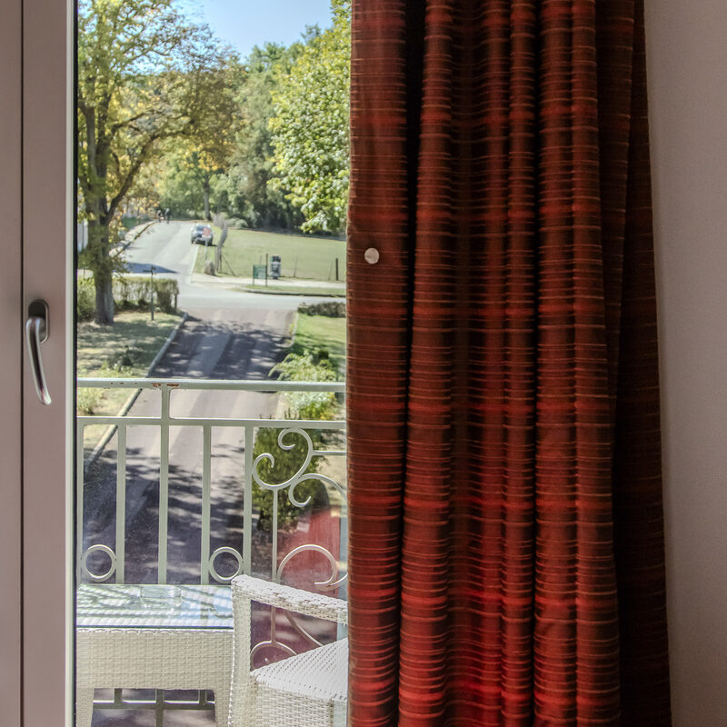 Chambre Double Standard avec balcon : porte-fenêtre ouvrant sur le balcon, Manoir de Sauvegrain