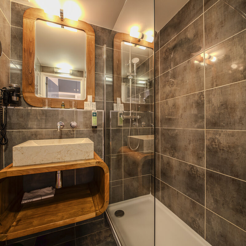 Chambre Double Standard avec balcon : salle de bains, Manoir de Sauvegrain