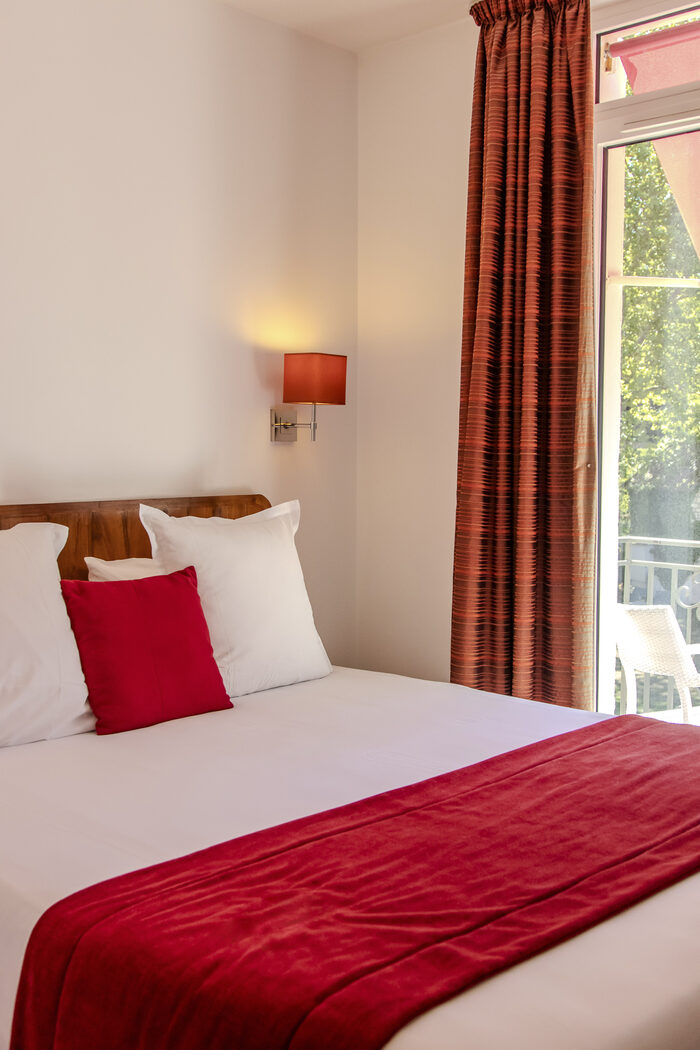 Chambre Double Standard avec balcon : lit, Manoir de Sauvegrain