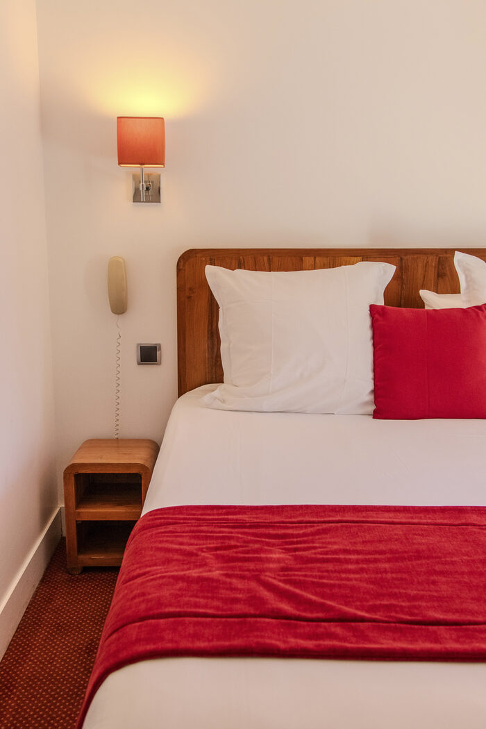 Chambre Double Standard avec balcon : lit, Manoir de Sauvegrain