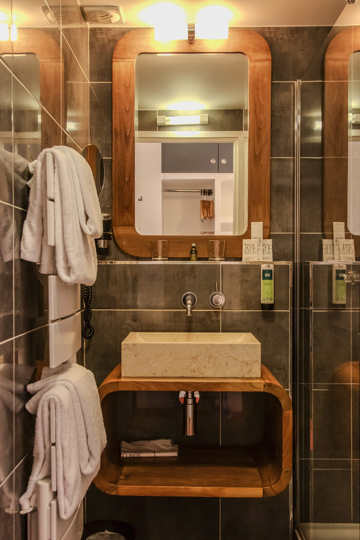 Chambre Double Standard avec balcon : salle de bains, Manoir de Sauvegrain