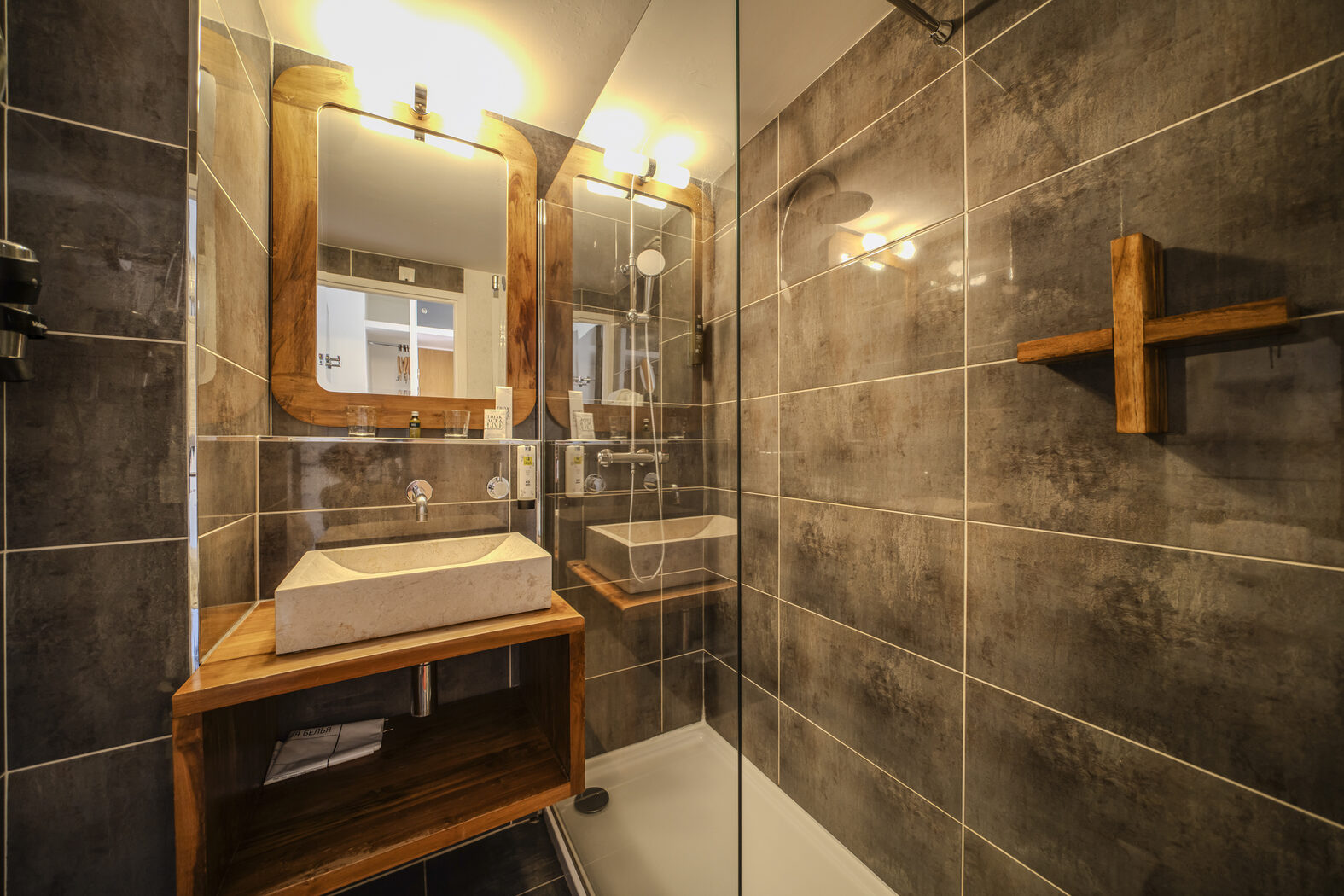 Chambre Double Standard avec balcon : salle de bains avec douche, Manoir de Sauvegrain