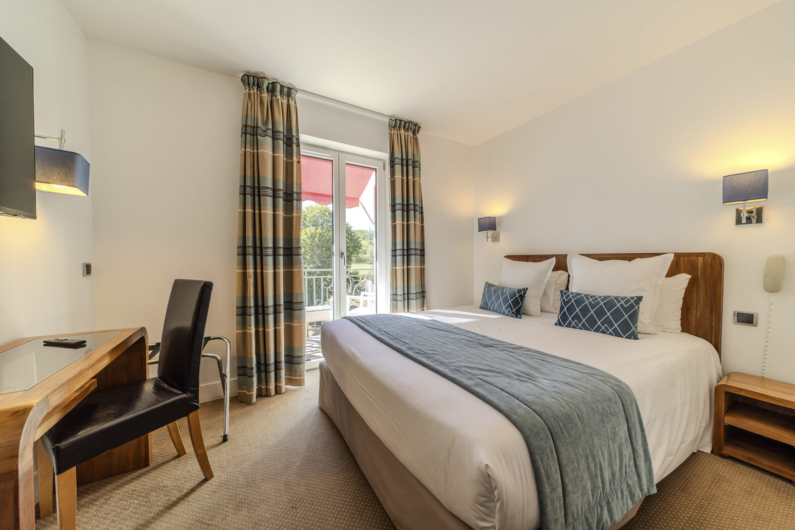 Chambre Double Standard avec balcon : bureau et lit, Manoir de Sauvegrain