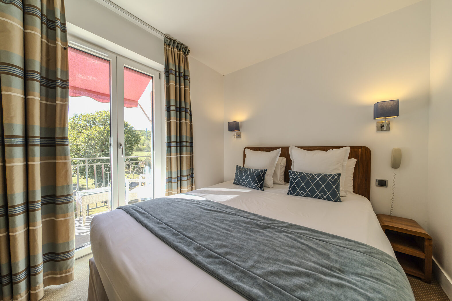 Chambre Double Standard avec balcon : lit et fenêtre, Manoir de Sauvegrain