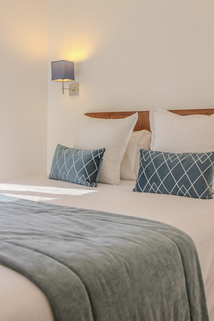 Chambre Double Standard avec balcon : lit, Manoir de Sauvegrain