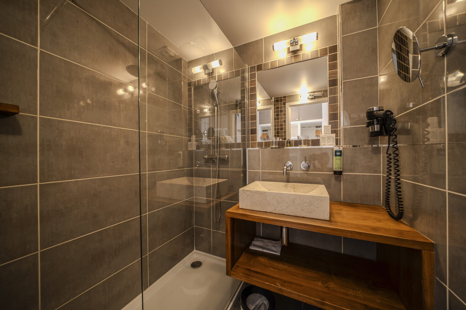 Chambre Double Standard avec balcon : salle de bains avec douche, Manoir de Sauvegrain