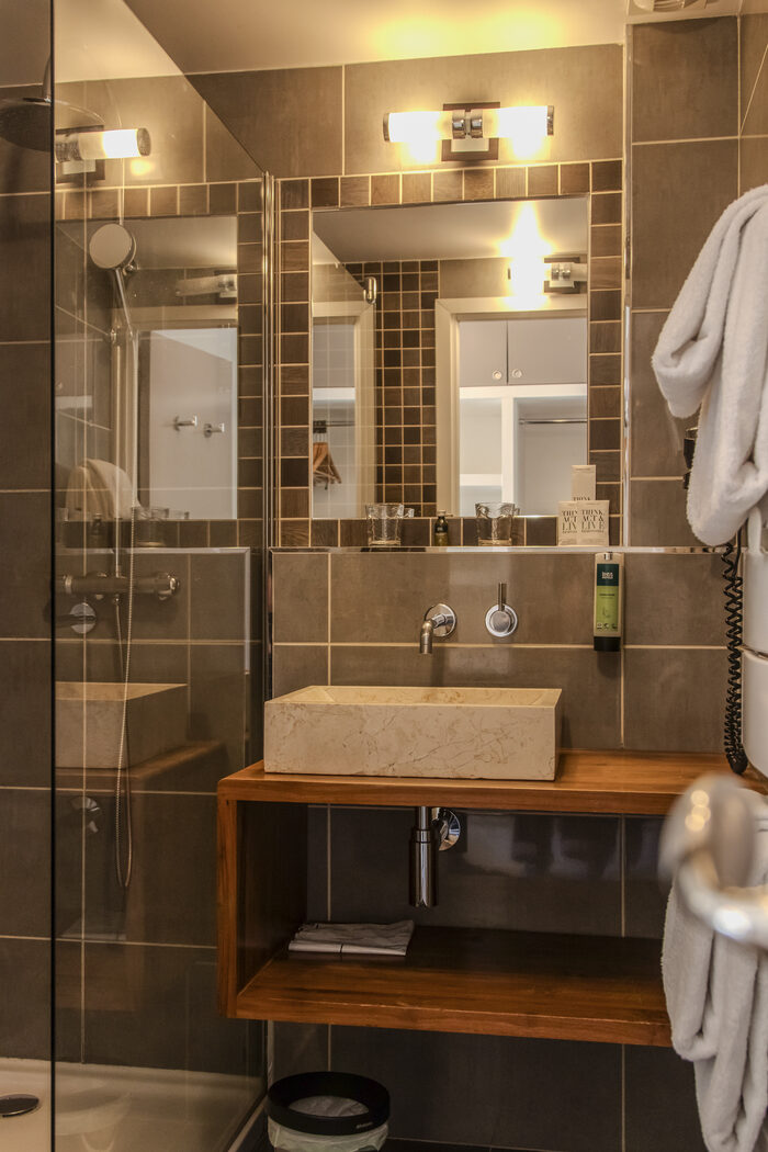 Chambre Double Standard avec balcon : salle de bains, Manoir de Sauvegrain