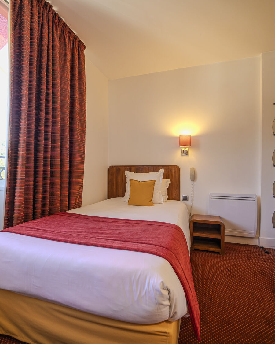 Chambre Single Confort aux tons rouges, Manoir de Sauvegrain