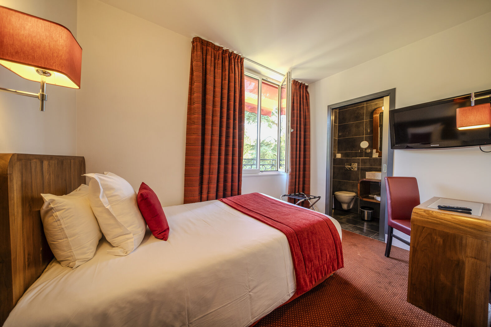 Chambre Single Confort : lit et fenêtre, Manoir de Sauvegrain