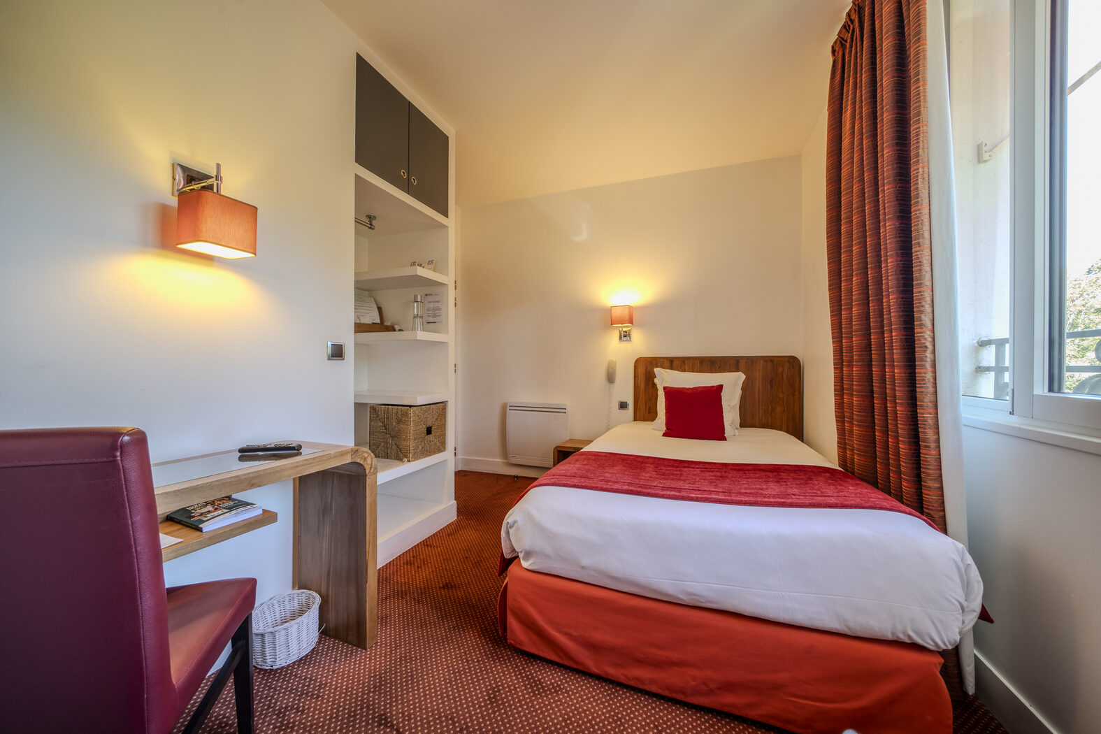 Chambre Single Confort avec bureau et rideaux rouges, Manoir de Sauvegrain