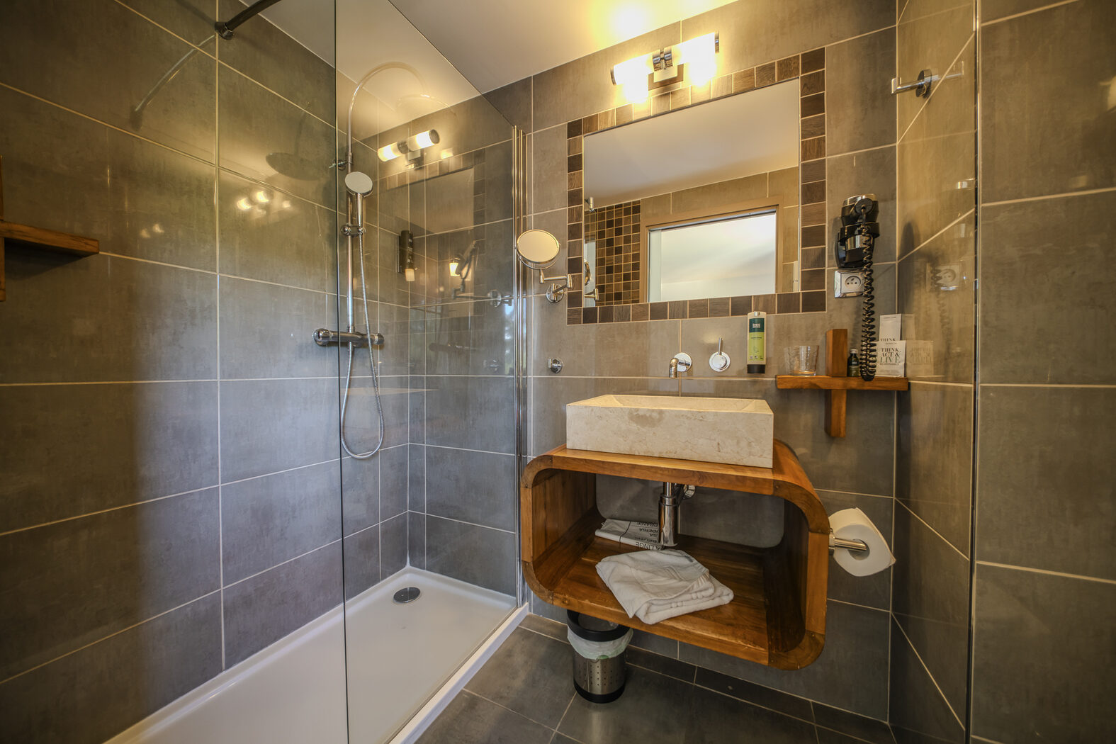 Chambre Single Confort : salle de bains avec douche, Manoir de Sauvegrain