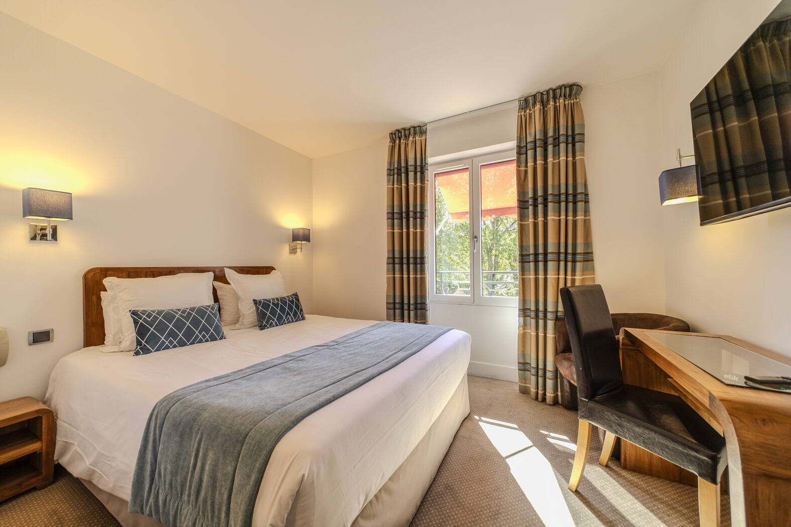 Chambre Double Standard : lit et fenêtre, Manoir de Sauvegrain