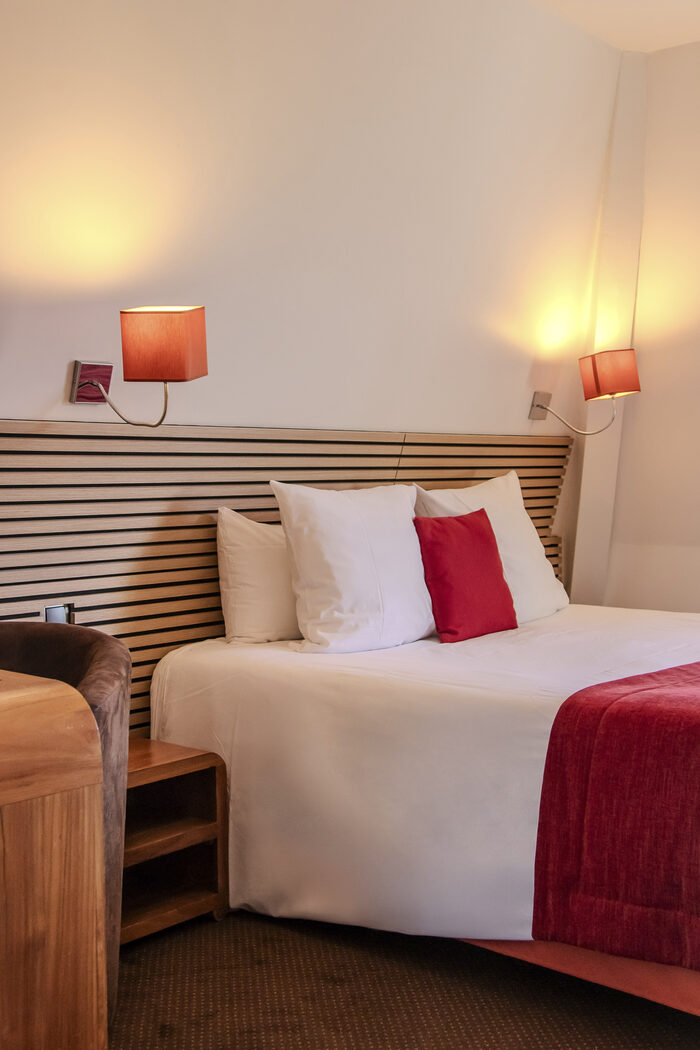 Chambre Double Standard : lit, Manoir de Sauvegrain