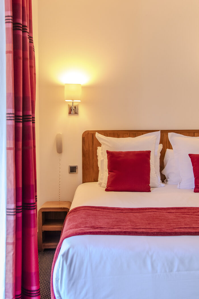 Chambre Double Standard : lit, Manoir de Sauvegrain