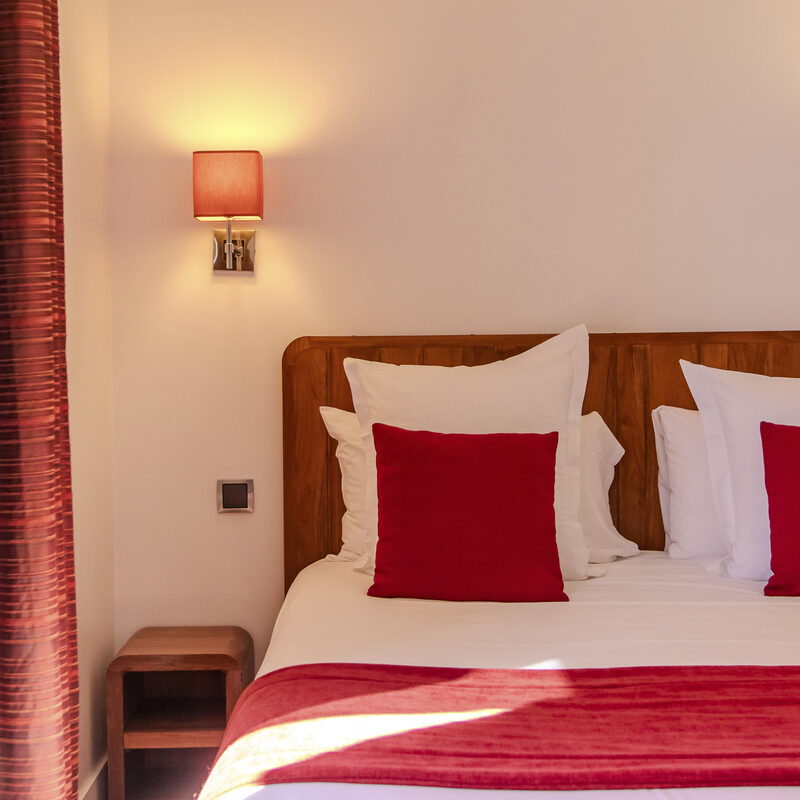 Chambre Double Supérieure : lit, Manoir de Sauvegrain