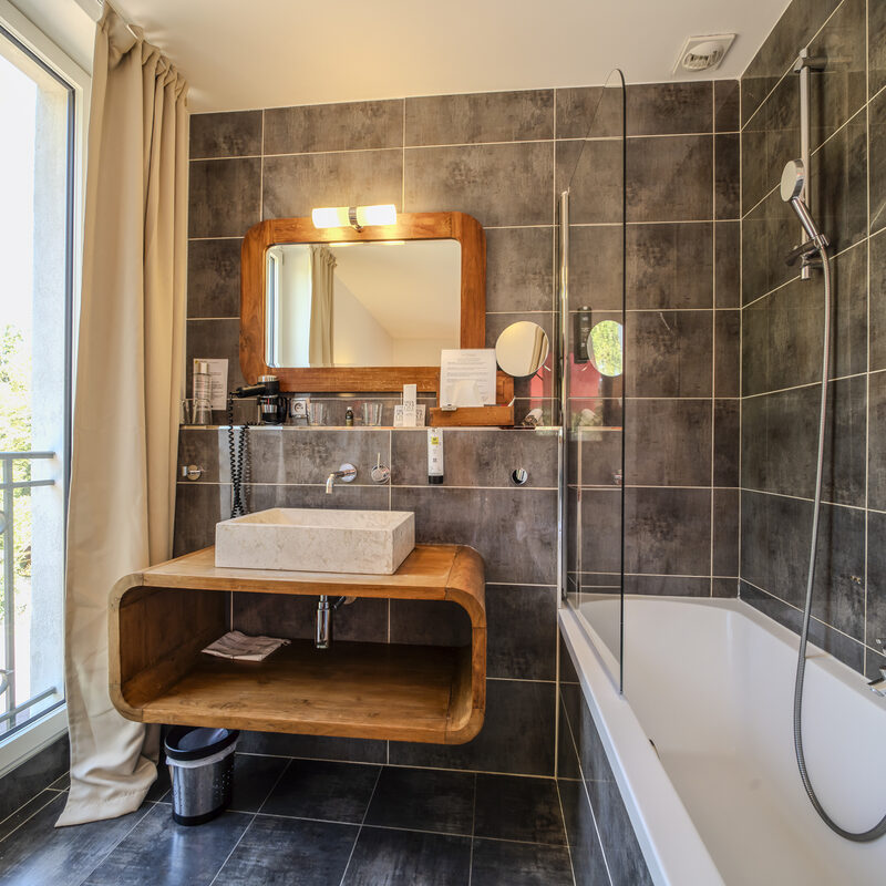 Chambre Double Supérieure : salle de bains avec baignoire, Manoir de Sauvegrain