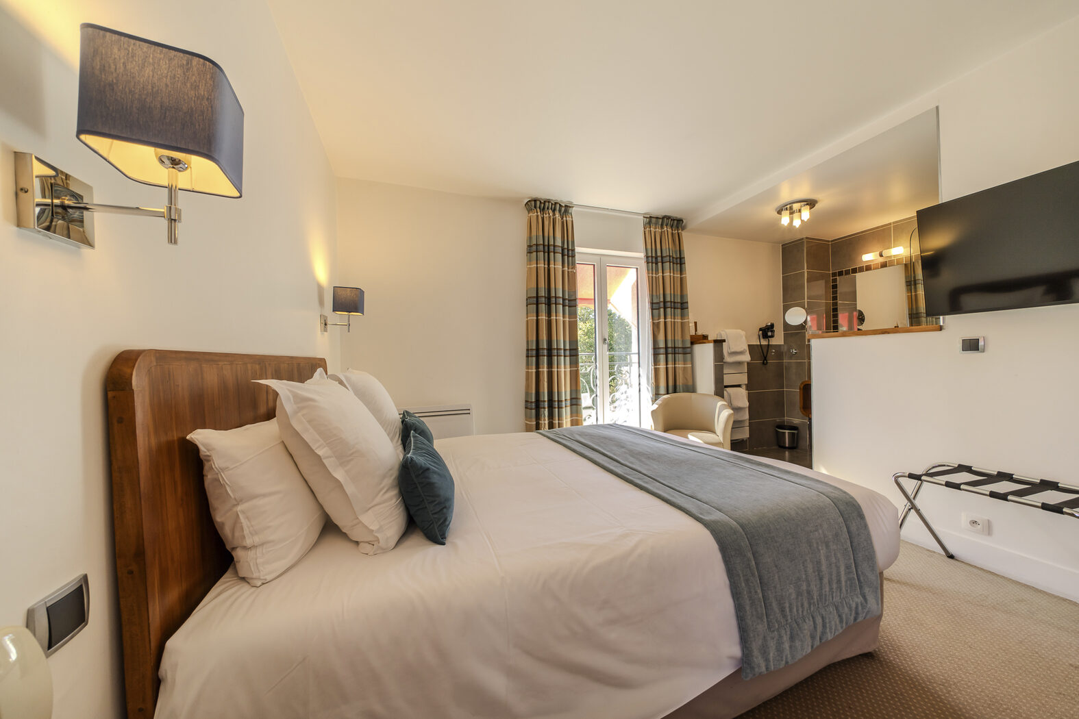 Chambre Double Supérieure : lit, Manoir de Sauvegrain