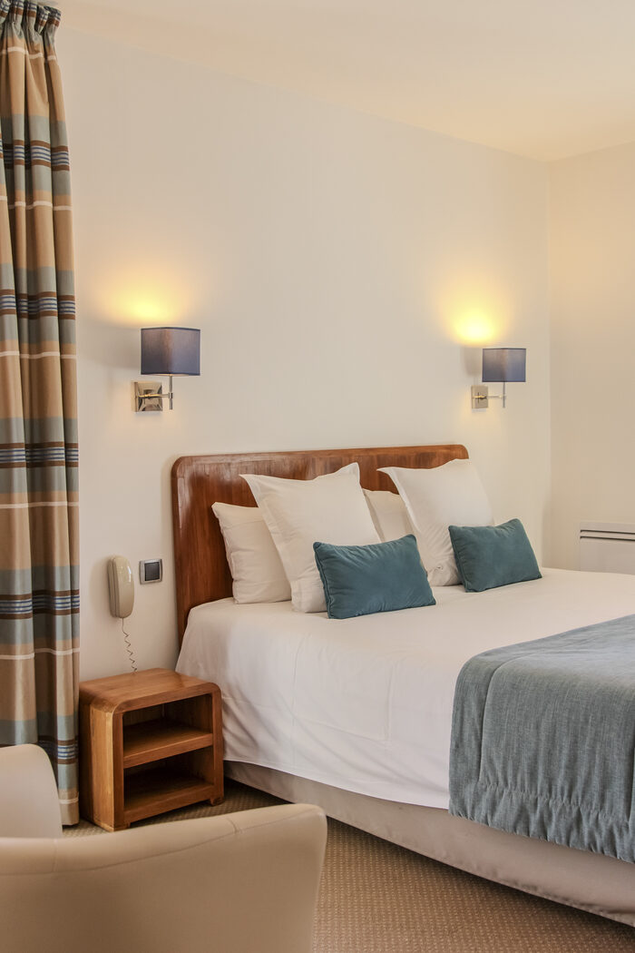 Chambre Double Supérieure : lit, Manoir de Sauvegrain