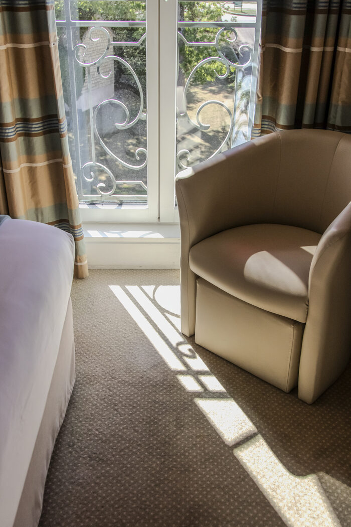 Chambre Double Supérieure : fauteuil près de la fenêtre, Manoir de Sauvegrain