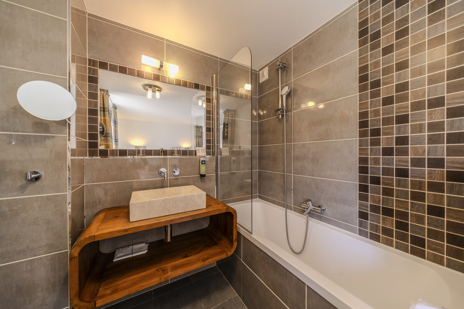 Chambre Double Supérieure : salle de bains avec baignoire, Manoir de Sauvegrain