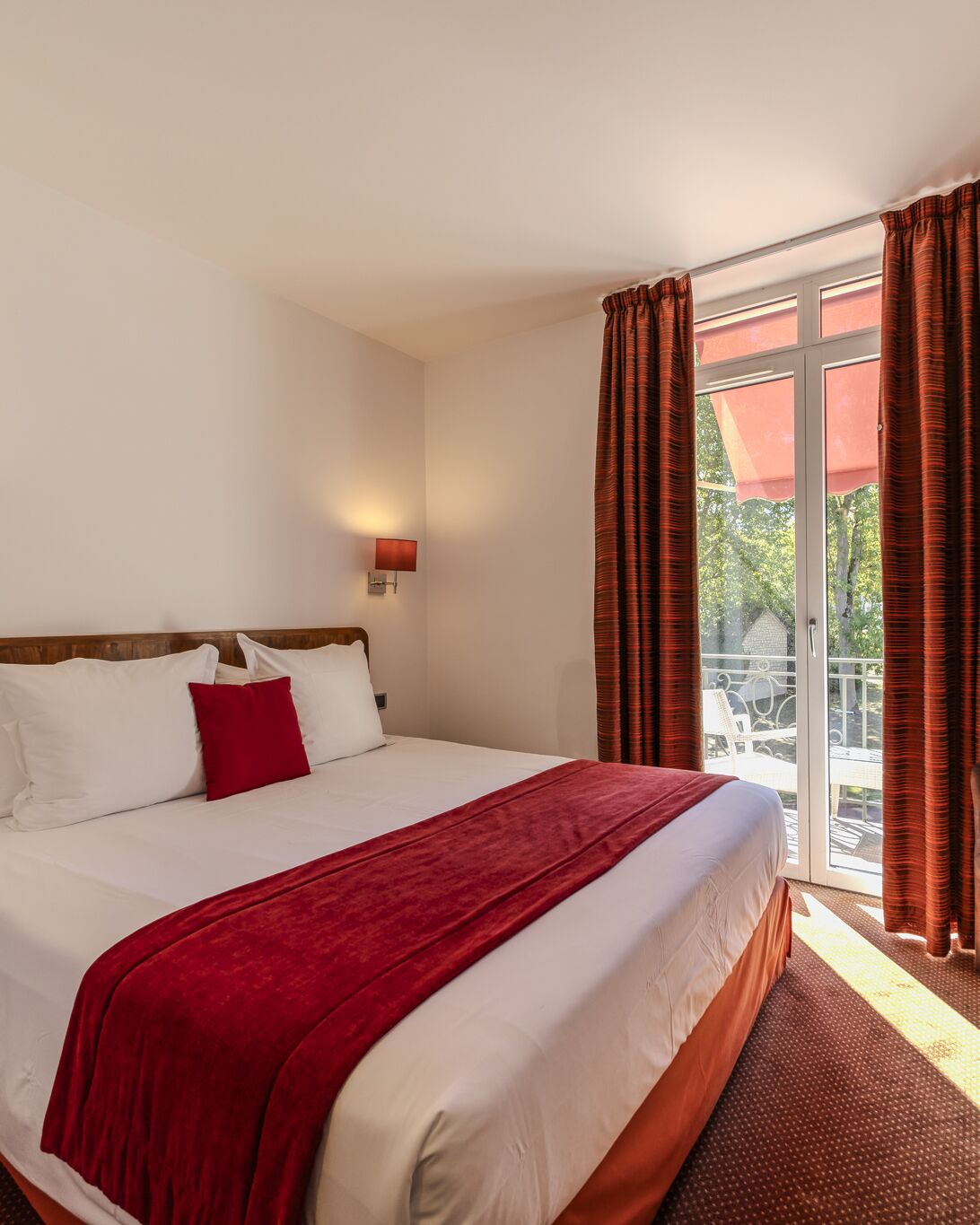 Chambre Double aux tons rouges du Manoir de Sauvegrain, Saint-Lambert-des-Bois