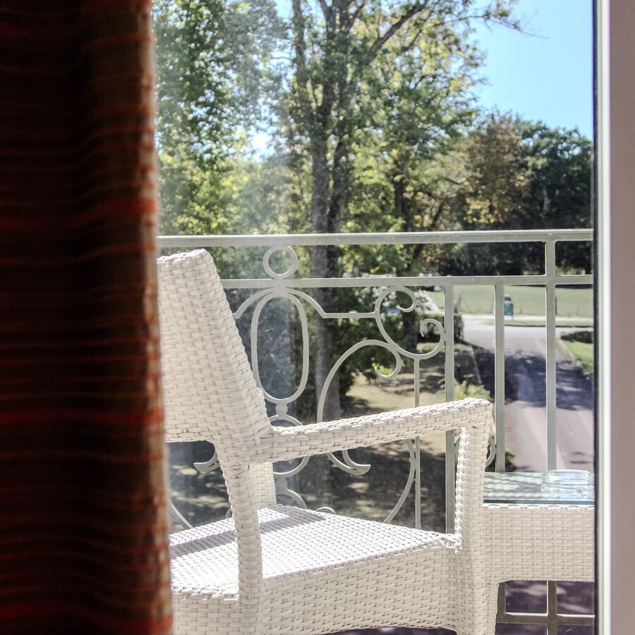 Balcon avec vue sur le parc, chambre Double du Manoir de Sauvegrain