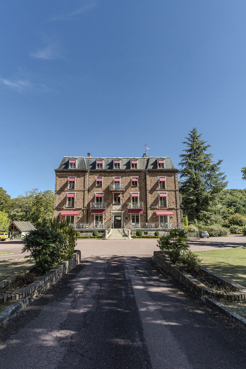 Allée arborée menant au Manoir de Sauvegrain