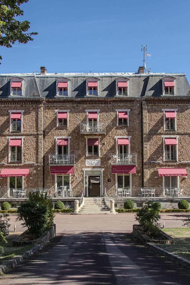 Façade du Manoir de Sauvegrain au bout de son allée