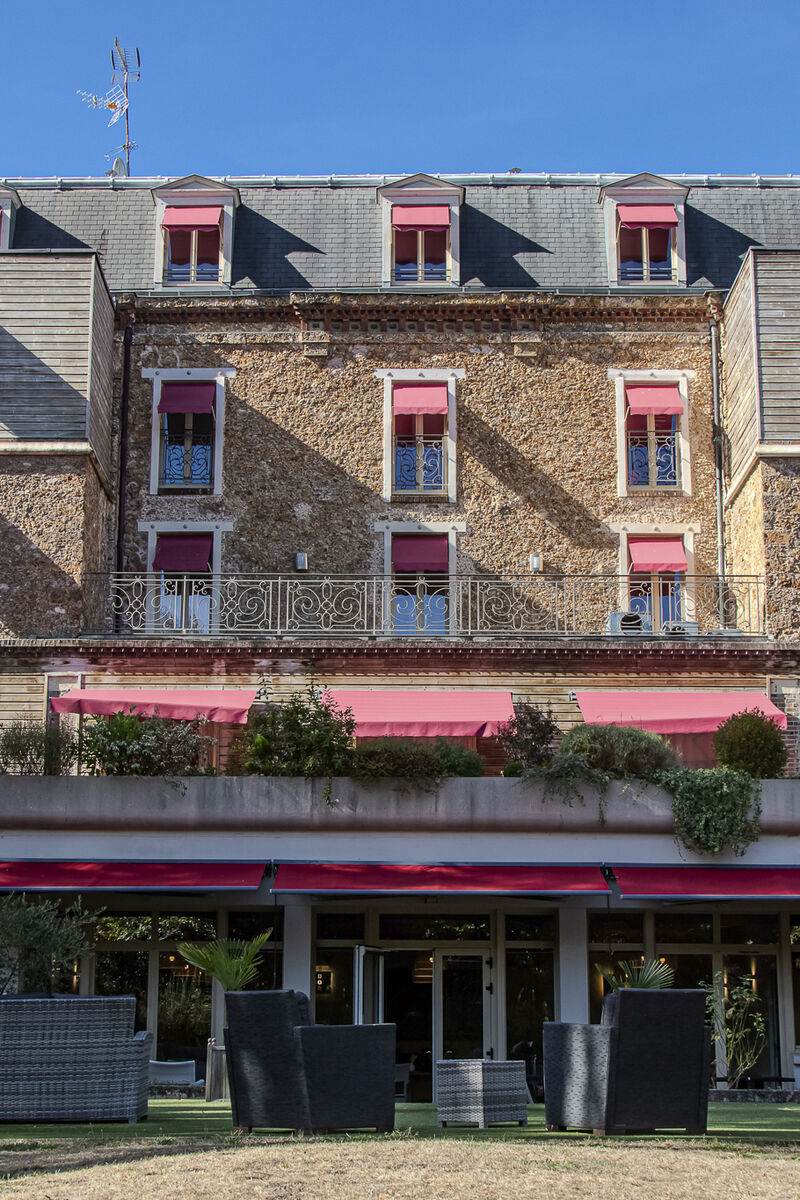 Façade du Manoir de Sauvegrain et sa terrasse