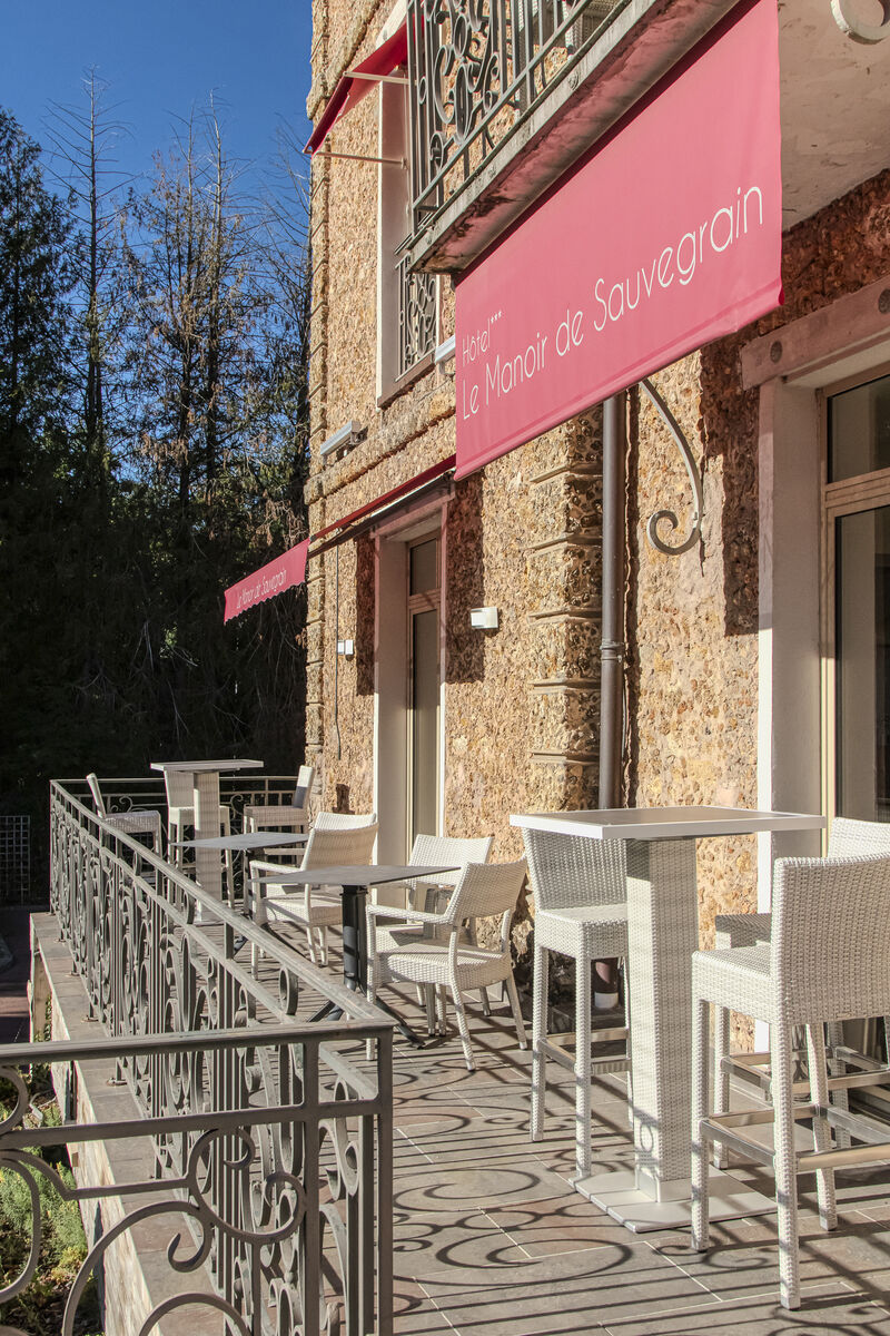 Terrasse et façade en pierre du Manoir de Sauvegrain