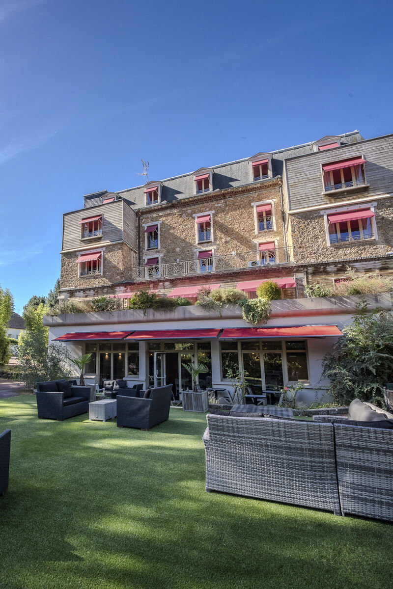Salons de jardin sur la pelouse du Manoir de Sauvegrain