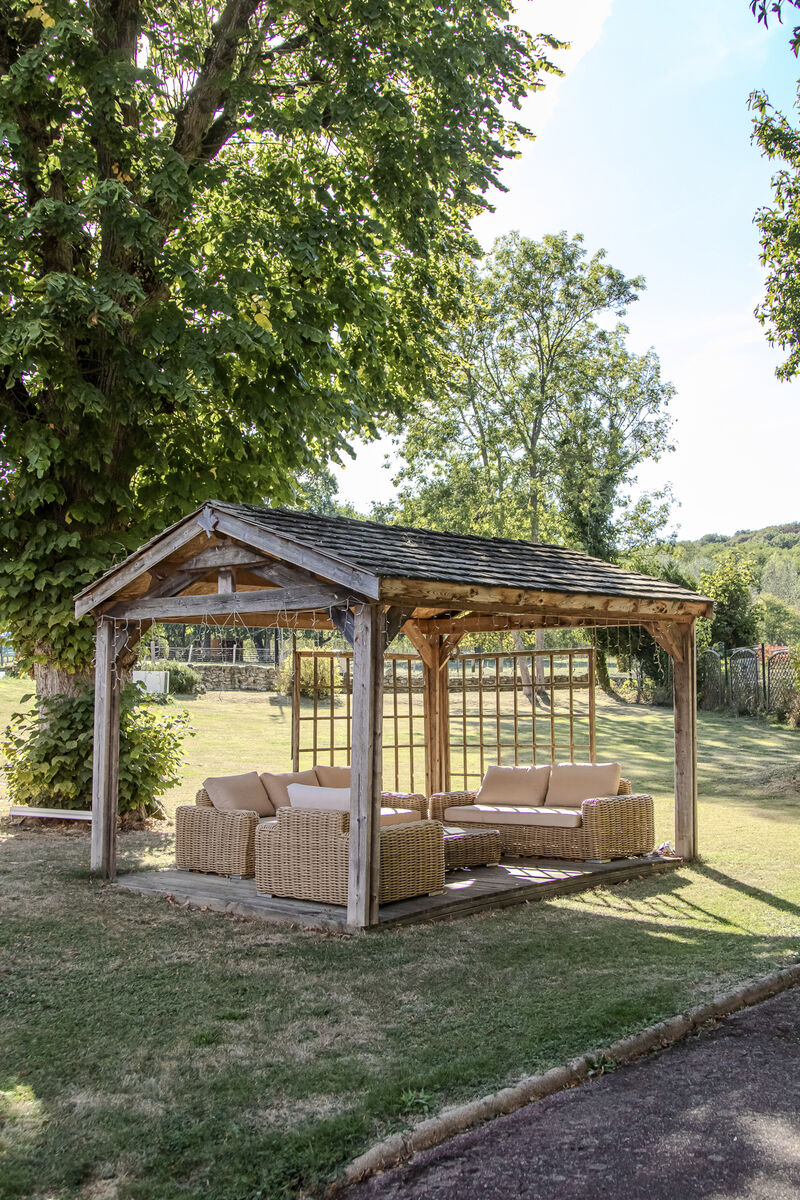 Pergola et salon de jardin dans le parc du Manoir de Sauvegrain