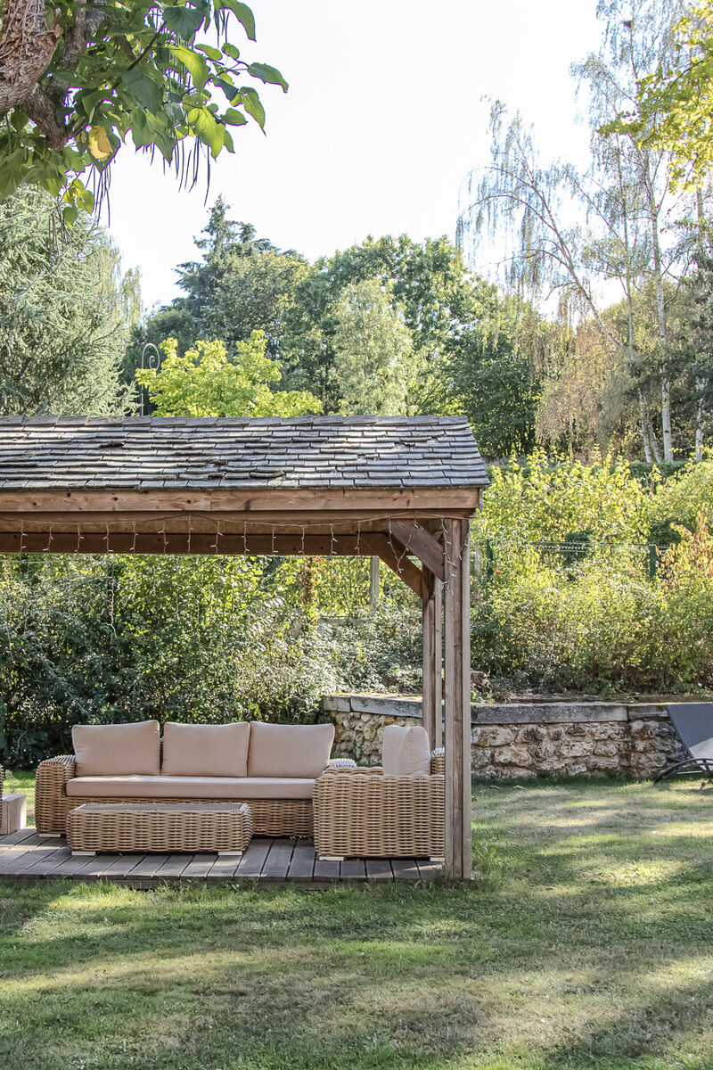 Pergola en bois dans le parc arboré du Manoir de Sauvegrain