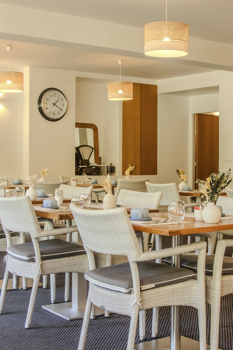 Salle lumineuse du petit-déjeuner au Manoir de Sauvegrain